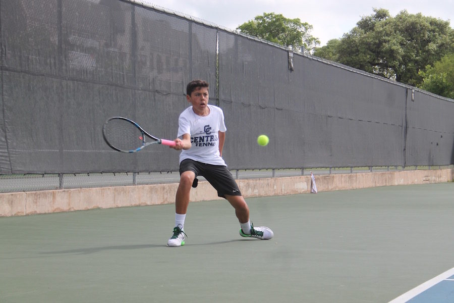 Varsity+Tennis+makes+mark+at+McFarlin+Tennis+Center